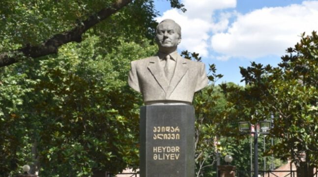 Azərbaycanın rəqəmsal inkişaf və nəqliyyat naziri Tbilisidə Ulu Öndərin abidəsini ziyarət edib