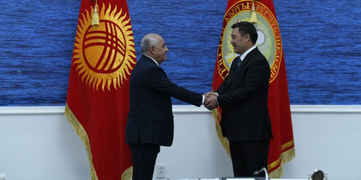 Baş nazir Əli Əsədov Qırğızıstan Prezidenti ilə görüşüb
