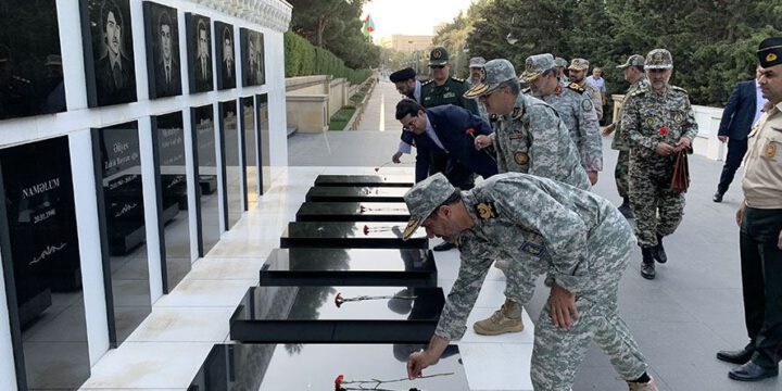 İran hərbi nümayəndə heyəti Şəhidlər xiyabanını ziyarət edib