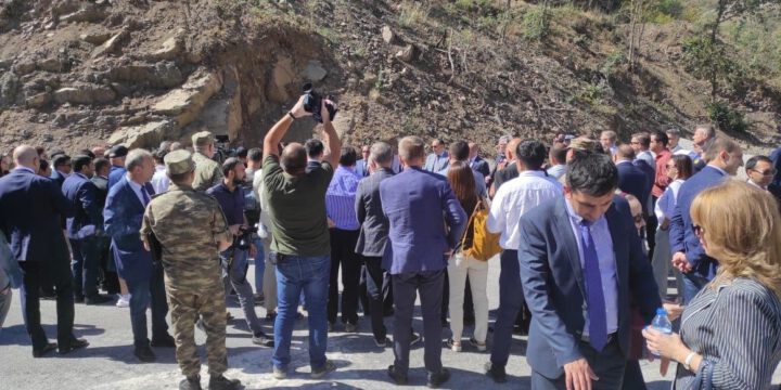 Diplomatlar Əhmədbəyli-Füzuli-Şuşa avtomobil yolu üzərində tikintisi başa çatmaqda olan tunelə baxıblar