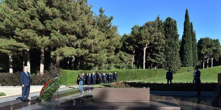 Qazaxıstan Prezidenti Kasım-Jomart Tokayev ulu öndər Heydər Əliyevin məzarını ziyarət edib