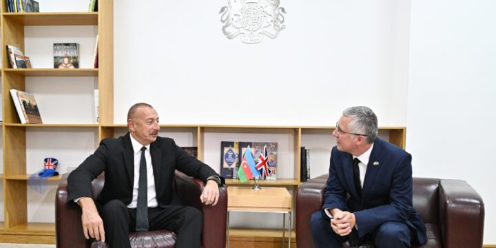 Prezident İlham Əliyev Böyük Britaniyanın Azərbaycandakı səfirliyində olub, Kraliça II Elizabetin vəfatı ilə əlaqədar başsağlığı verib