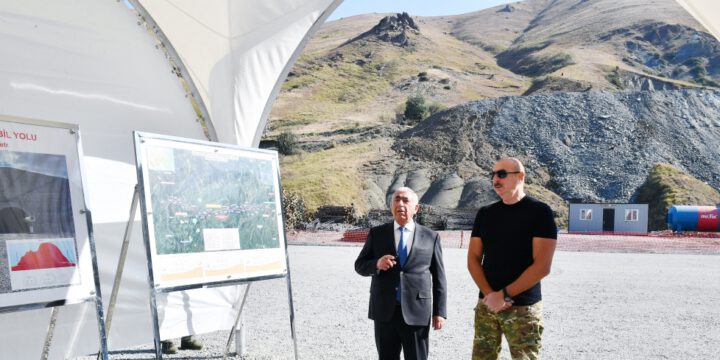 Prezident İlham Əliyev Kəlbəcər-Laçın avtomobil yolunda yeni inşa edilən tunellə tanış olub