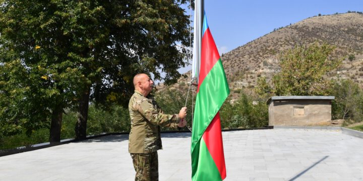 Prezident İlham Əliyev Laçın şəhərində Azərbaycan Bayrağını ucaldıb