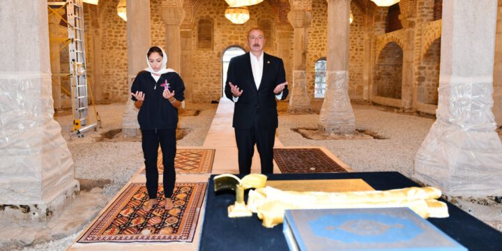 Prezident İlham Əliyev və Birinci xanım Mehriban Əliyeva Şuşada Yuxarı Gövhərağa məscidini ziyarət edib, burada aparılan yenidənqurma və bərpa işləri ilə tanış olublar