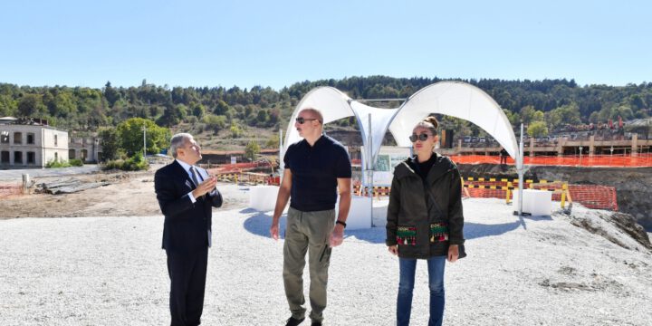 Prezident İlham Əliyev və Birinci xanım Mehriban Əliyeva Şuşada yeni inşa olunan bir sıra obyektlərdə işlərin gedişi ilə tanış olublar