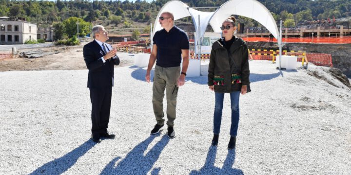 Prezident İlham Əliyev və Birinci xanım Mehriban Əliyeva Şuşada yeni yaşayış kompleksində tikinti işlərinin gedişi ilə tanış olublar