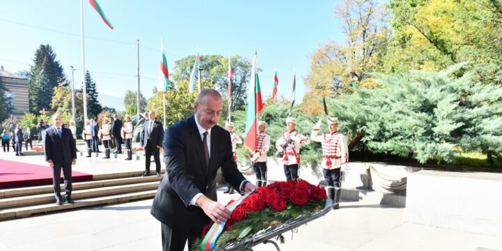 Prezident İlham Əliyev Sofiyada naməlum əsgərin məzarını ziyarət edib