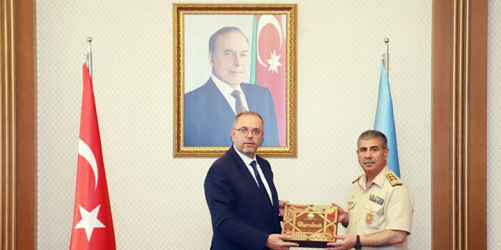 Müdafiə naziri Türkiyə Milli Müdafiə Universitetinin rektoru ilə görüşüb