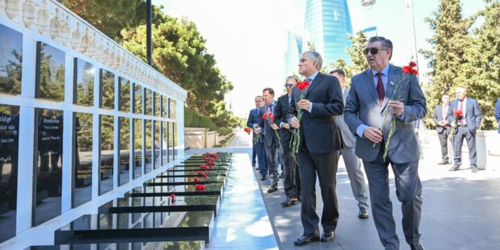 Rusiya Dövlət Dumasının sədri Ulu Öndərin məzarını və Şəhidlər xiyabanını ziyarət edib