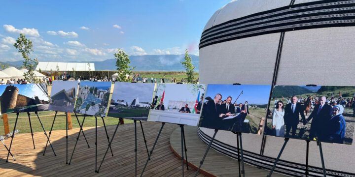 IV Dünya Köçəri Oyunları çərçivəsində qurulan Azərbaycan çadırı ziyarətçilər tərəfindən böyük maraqla qarşılanıb