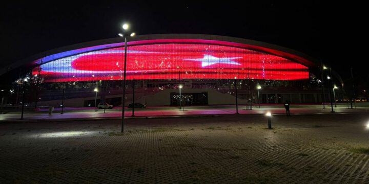 Bakı Su İdman Sarayı Türkiyə bayrağı ilə işıqlandırılıb