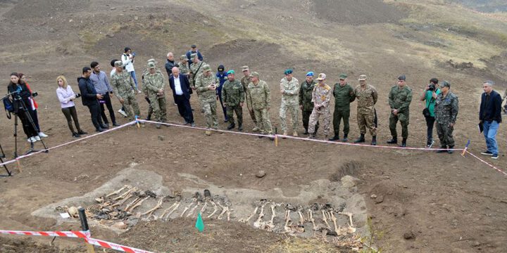 Hərbi attaşelər Edilli kəndindəki kütləvi məzarlıqda erməni vəhşiliyinə şahidlik ediblər