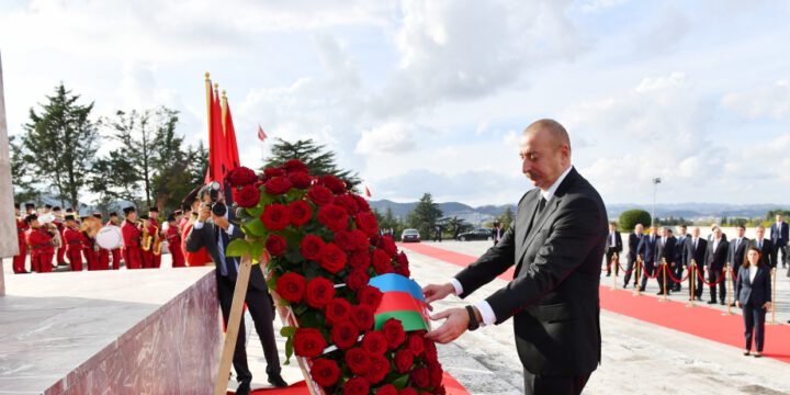 Prezident İlham Əliyev Tiranada “Mother Albania” abidəsini ziyarət edib