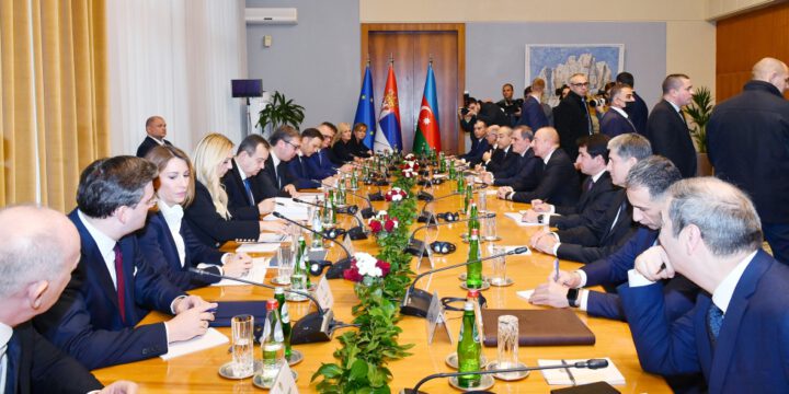 Azərbaycan Prezidenti İlham Əliyevin Serbiya Prezidenti Aleksandar Vuçiç ilə geniş tərkibdə görüşü olub