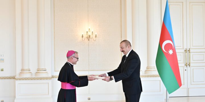 Prezident İlham Əliyev Vatikanın Azərbaycanda yeni təyin olunan səfirinin etimadnaməsini qəbul edib