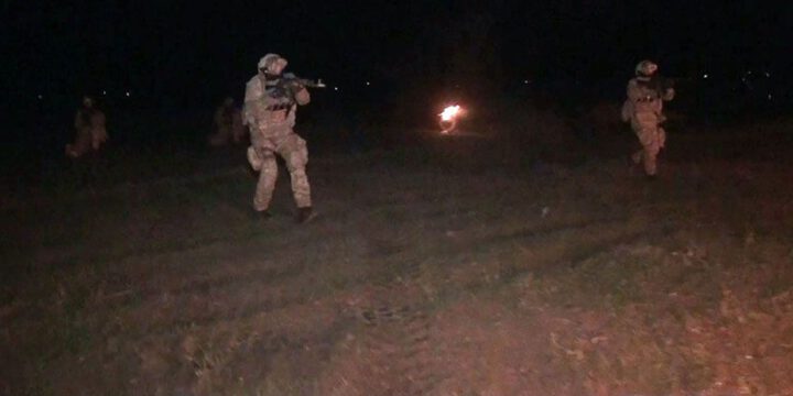 Cənub bölgəsində keçirilən təlimdə xüsusi təyinatlılar gecə vaxtı tapşırıqlar icra ediblər