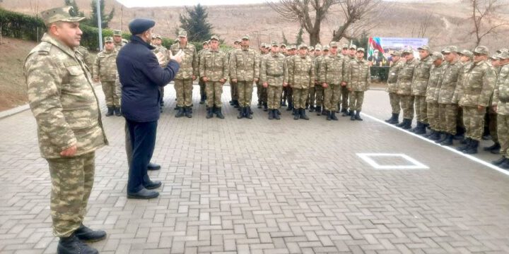 Azad edilmiş ərazilərdə hərbi qulluqçularla görüşlər keçirilib