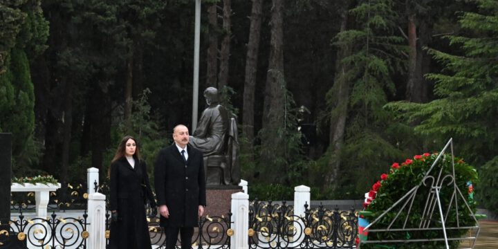 President Ilham Aliyev and First Lady Mehriban Aliyeva visited grave of national leader Heydar Aliyev