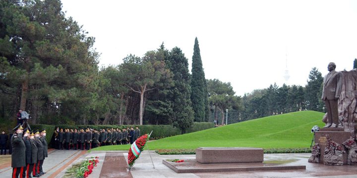 Leadership of Azerbaijan`s Defense Ministry visits Alley of Honors