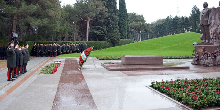 Müdafiə Nazirliyinin rəhbər heyəti Fəxri xiyabanı ziyarət edib