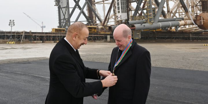 Prezident İlham Əliyev “Dostluq” ordenini BP-nin regional prezidenti Qəri Counza təqdim edib