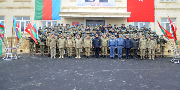 “Qardaş yumruğu” təliminin şəxsi heyəti təltif olunub