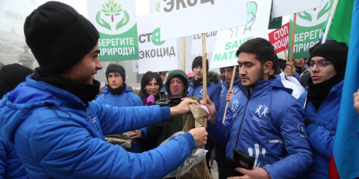 RİİB könüllüləri tərəfindən aksiya iştirakçılarına isti geyimlər paylanılıb 