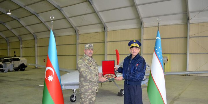 Özbəkistan müdafiə nazirinin müavini HHQ-nin hərbi hissəsində olub