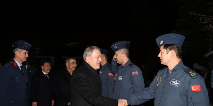 Hulusi Akar və Zakir Həsənov Kayseridə Ukraynadan qayıdan təyyarələrin ekipaj üzvləri ilə görüşüb