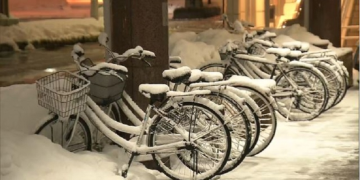 Heavy snow causes blackouts, flight cancellations in Japan