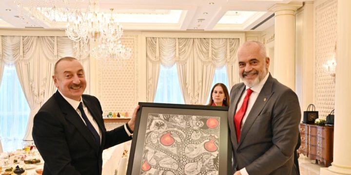 Prezident İlham Əliyev Heydər Əliyev Fondunun vitse-prezidenti Leyla Əliyevanın çəkdiyi rəsm əsərini və əsərlərinin kataloqunu Edi Ramaya hədiyyə edib