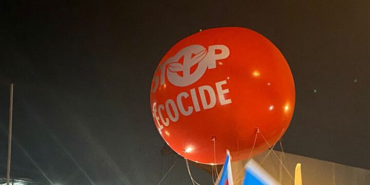 Şuşa-Xankəndi yolunda aksiya iştirakçıları üzərində “Ekoterrora son” yazılmış böyük şar qaldırıblar