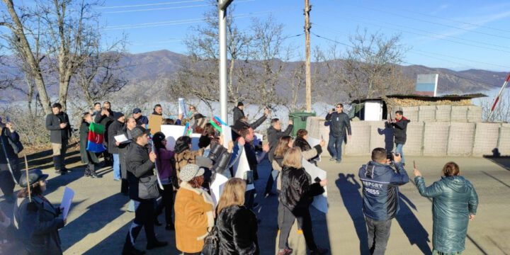 Azərbaycanlılar Qarabağda sülhməramlıların postu yaxınlığında etiraz aksiyası keçirirlər, çadırlar qurulur