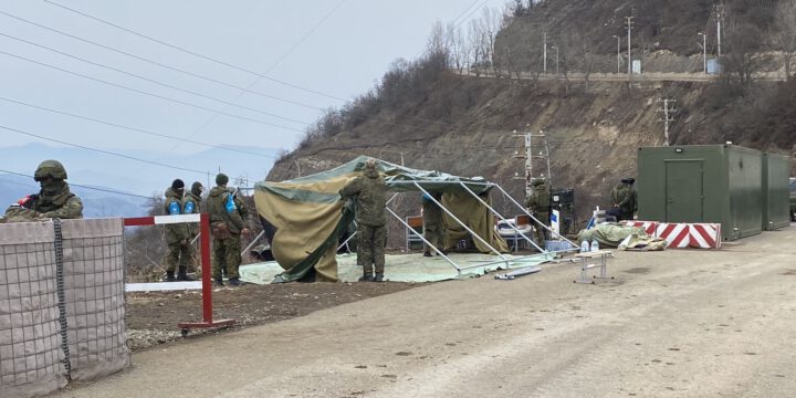 Sülhməramlılar etiraz aksiyasının keçirildiyi ərazidə quraşdırdıqları çadırların yerini dəyişirlər