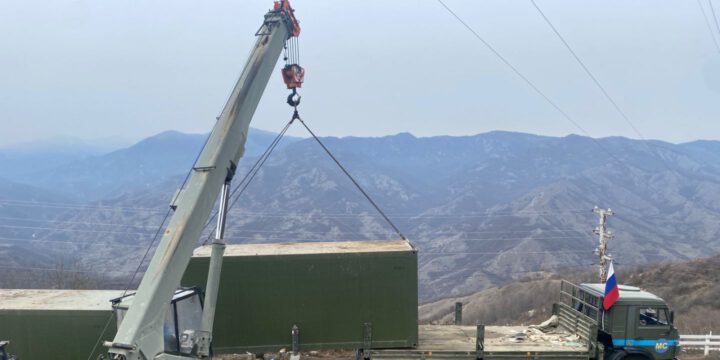 Sülhməramlılar etiraz aksiyasının keçirildiyi ərazidə quraşdırdıqları konteynerlərin də yerini dəyişirlər 