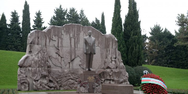 Azerbaijani people commemorate Great Leader Heydar Aliyev