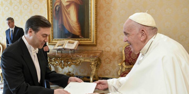 Azərbaycan səfiri etimadnaməsini Roma Papası Fransiskə təqdim edib