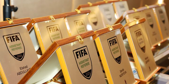 FIFA dərəcəli Azərbaycan hakimlərinə emblemlər təqdim olunub