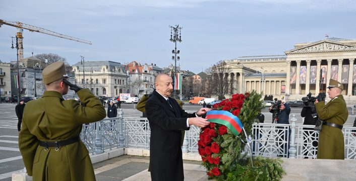 Prezident İlham Əliyev Budapeştdə naməlum əsgərin məzarını ziyarət edib