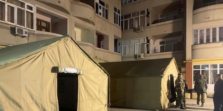 Bakıda partlayış baş verən binanın sakinlərinin qalması üçün çadırlar qurulub