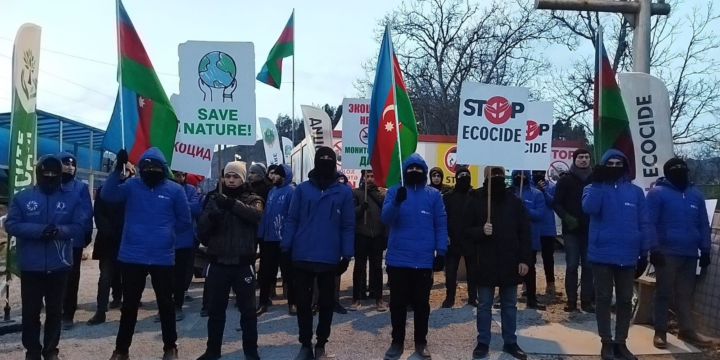 Qarlı havaya baxmayaraq, Laçın yolunda etiraz aksiyası 30 gündür davam edir