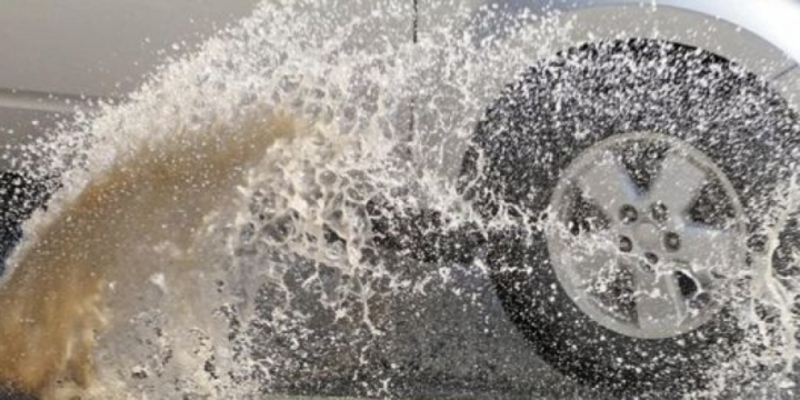 DYP: Yollarda piyadalara su sıçradan avtomobillərin sürücüləri barədə inzibati tənbeh tədbirləri tətbiq ediləcək