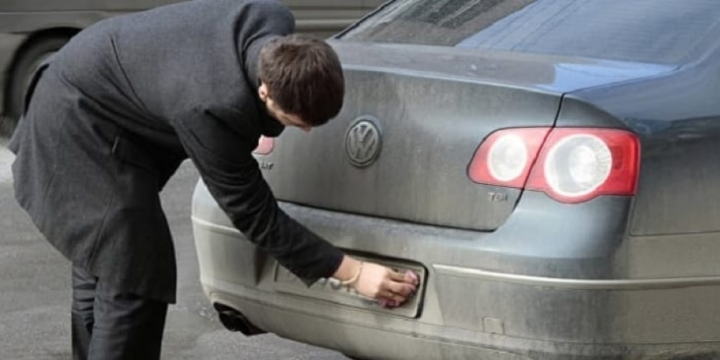 DYP: Dövlət qeydiyyat nişanlarının üstünün süni şəkildə çirkləndirilməsi yolverilməzdir