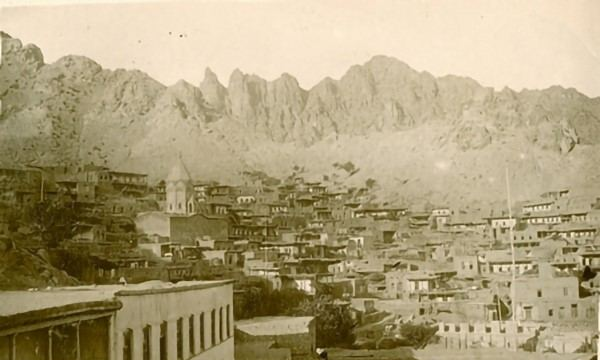 Ermənilər Mehri şəhərində yüzlərlə tarixi abidələri dağıdıb – Fotofakt