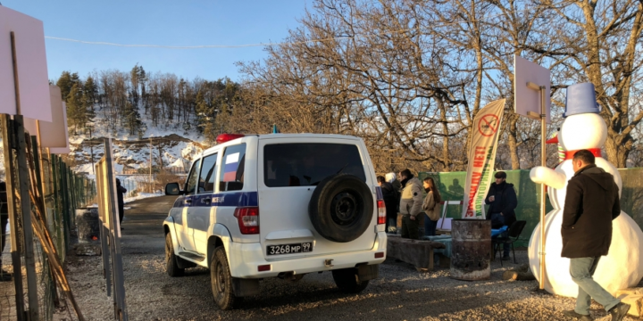 Two more vehicles belonging to Russian peacekeeping contingent passed through protest area without hindrance