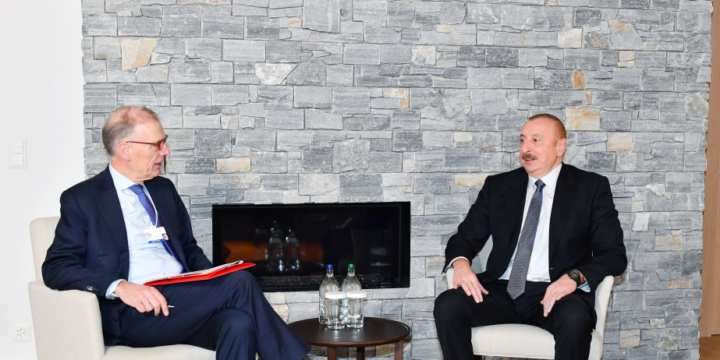 Prezident İlham Əliyev Davosda “Carlsberg Group” şirkətinin prezidenti və baş icraçı direktoru ilə görüşüb