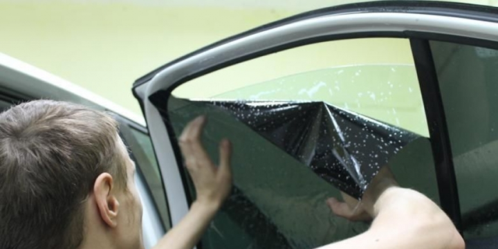 Nəqliyyat vasitələrinin şüşələrinə örtüklərin çəkilməsi qaydası təsdiqlənib