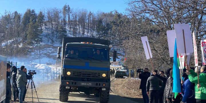 Sülhməramlılarına aid təminat avtomobili Laçın yolundan keçib 