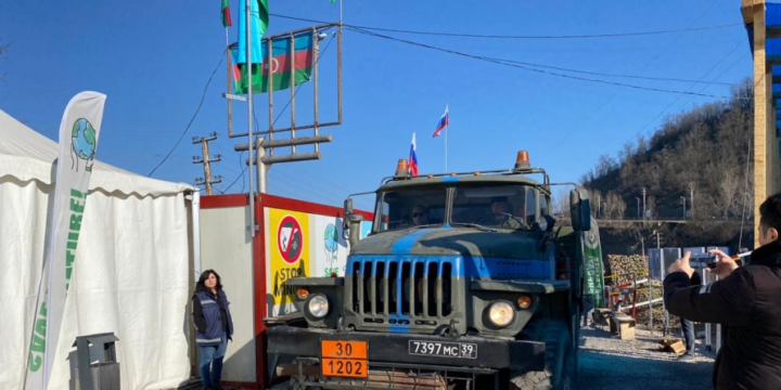 Six more vehicles of Russian peacekeepers pass freely along protest area